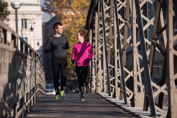 Jeune couple jogging — Photo