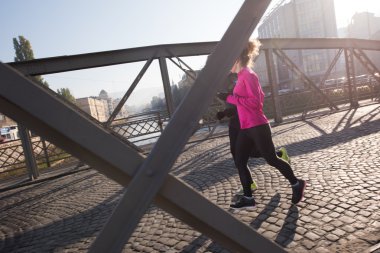 genç bir çift koşu