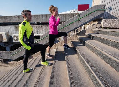 Genç çift merdivenlerinde koşu