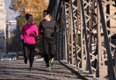 genç bir çift koşu