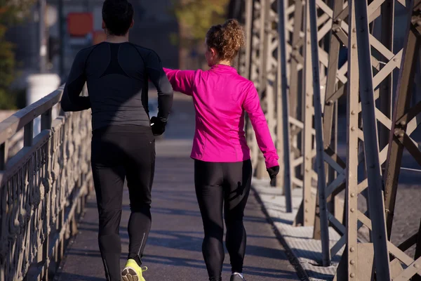 Jovem casal jogging — Fotografia de Stock