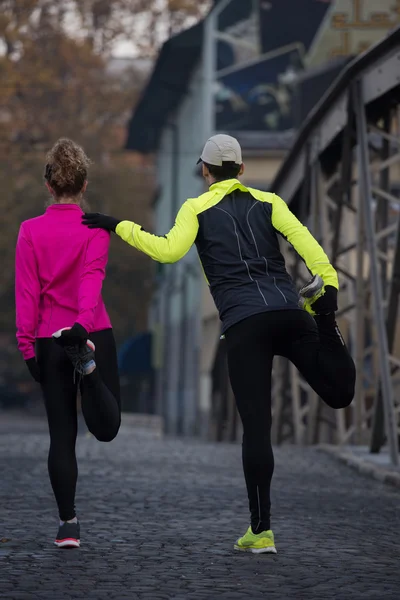 Par värmer upp innan jogging — Stockfoto