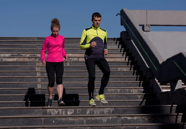 Genç çift merdivenlerinde koşu