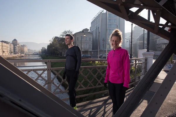 Casal aquecimento antes de correr — Fotografia de Stock