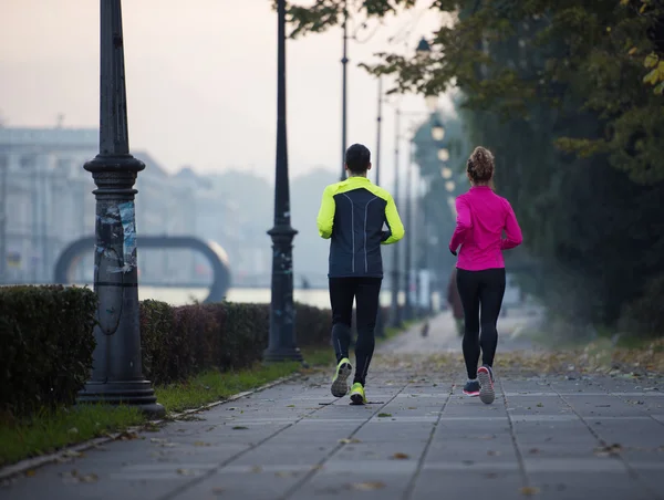 Giovane coppia jogging — Foto Stock