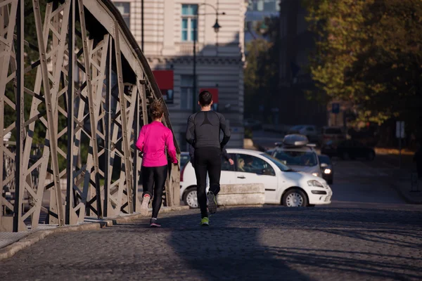 genç bir çift koşu