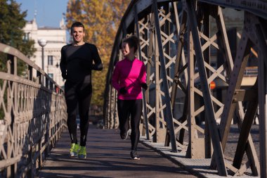 genç bir çift koşu