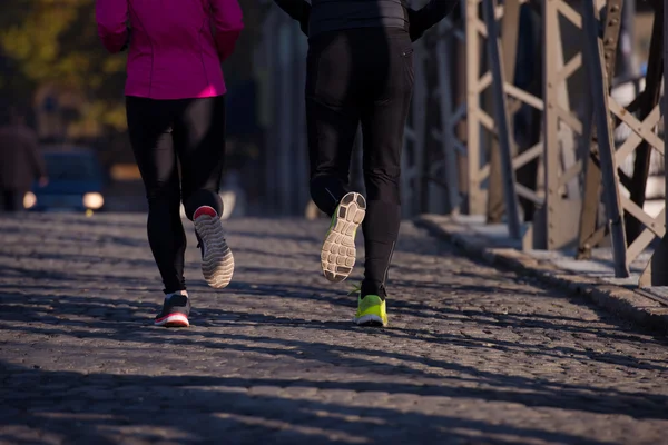 Junges Paar beim Joggen — Stockfoto