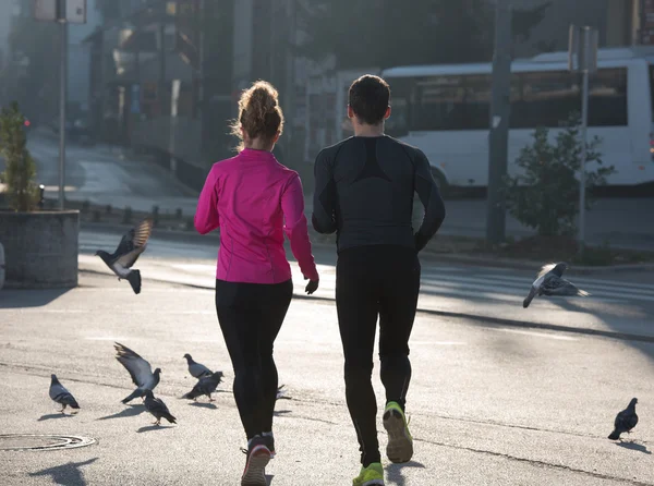 Jovem casal jogging — Fotografia de Stock