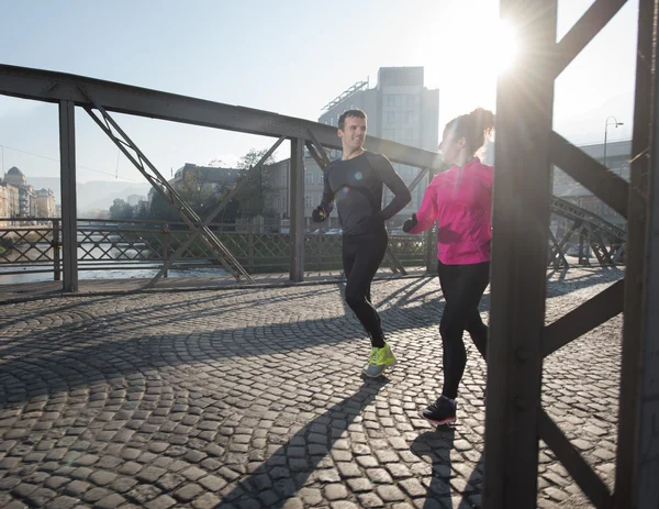 Jong koppel joggen — Stockfoto