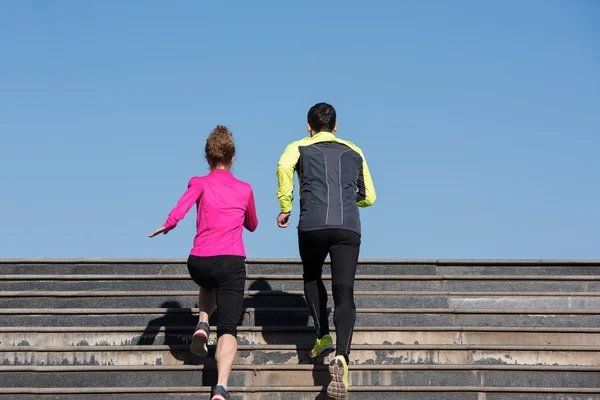 Ungt par jogging på stegen — Stockfoto