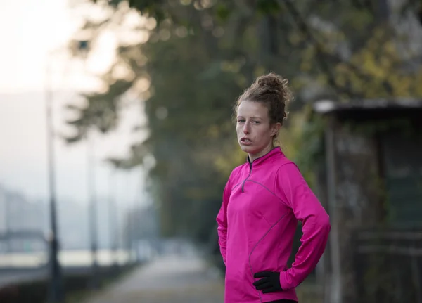 Vrouw die zich uitstrekt voordat ochtend joggen — Stockfoto