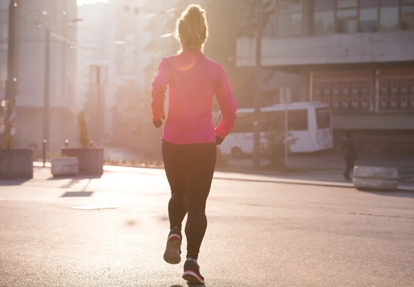 Sportig kvinna jogging på morgonen — Stockfoto