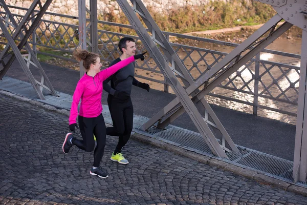 Jeune couple jogging — Photo