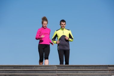 Genç çift merdivenlerinde koşu