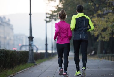 genç bir çift koşu