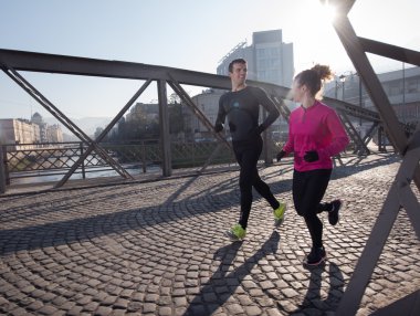 genç bir çift koşu