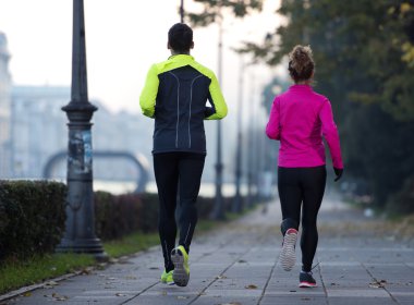 genç bir çift koşu