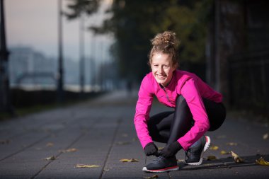 Koşu sabaha uzanan kadın