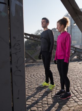 genç bir çift koşu