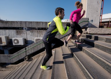 Genç çift merdivenlerinde koşu