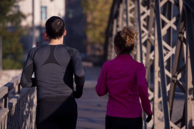 genç bir çift koşu