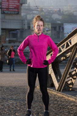 Koşu sabaha uzanan kadın