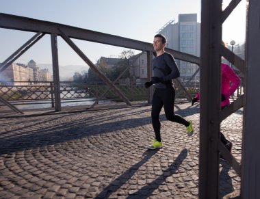 genç bir çift koşu