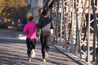 genç bir çift koşu