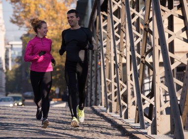 genç bir çift koşu