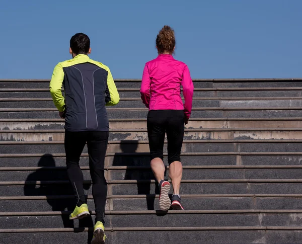 Ungt par jogging på stegen — Stockfoto