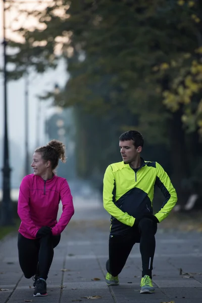 Casal aquecimento antes de correr — Fotografia de Stock