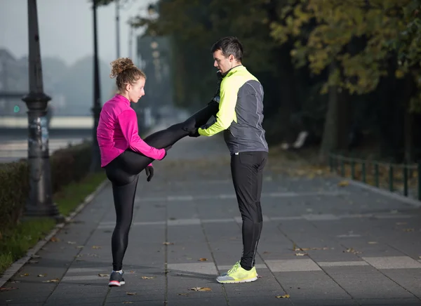 Casal aquecimento antes de correr — Fotografia de Stock