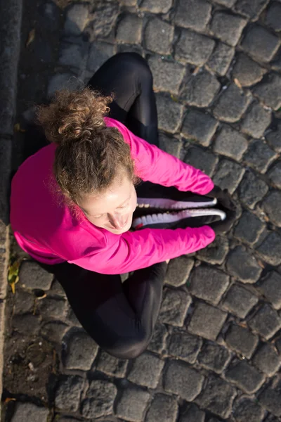 Frau dehnt sich vor dem morgendlichen Joggen — Stockfoto