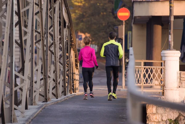 Młoda para joggingu — Zdjęcie stockowe