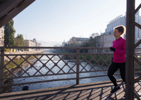 Sportivo donna jogging su mattina — Foto Stock