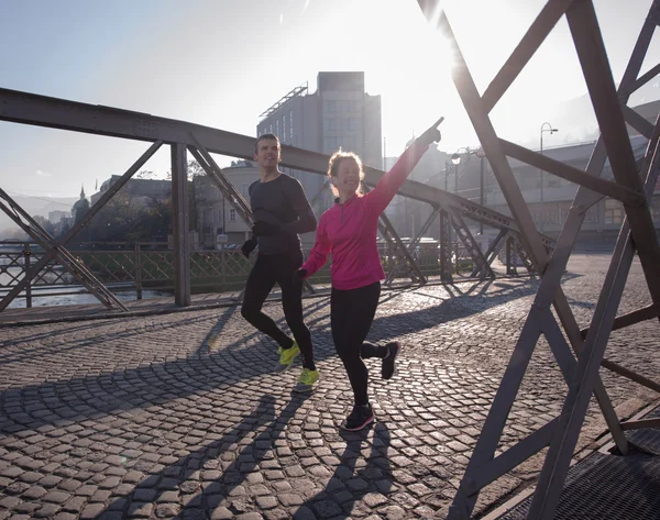 Jong koppel joggen — Stockfoto