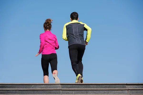 Joven pareja jogging en pasos —  Fotos de Stock