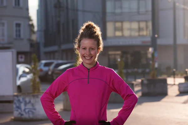 Žena, táhnoucí se před ranní jogging — Stock fotografie