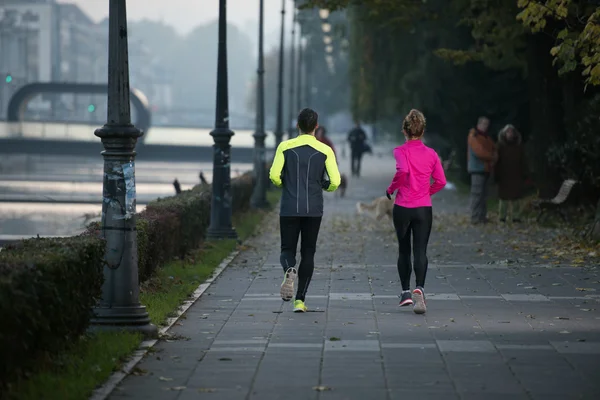 Jeune couple jogging — Photo