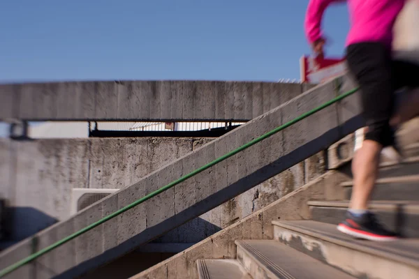 Vrouw joggen op stappen — Stockfoto