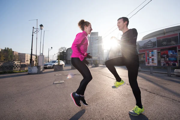 Couple échauffement avant le jogging — Photo