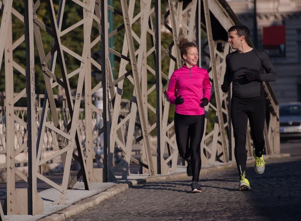 Jong koppel joggen — Stockfoto