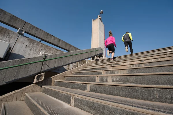 Genç çift merdivenlerinde koşu — Stok fotoğraf