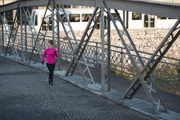 Mujer deportiva trotando en la mañana — Foto de Stock