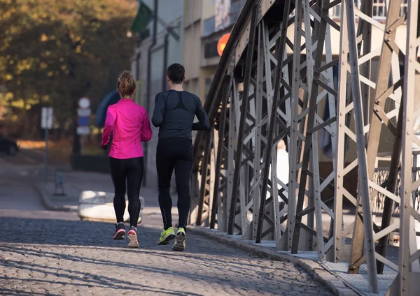 Giovane coppia jogging — Foto Stock