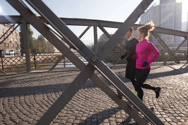 Jong koppel joggen — Stockfoto