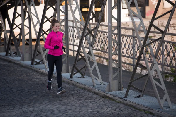 Спортивна жінка біжить вранці — стокове фото