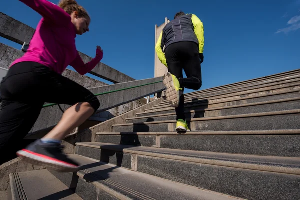 Jong koppel joggen op stappen — Stockfoto