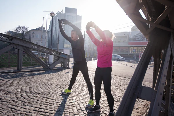 Paar warming-up vóór joggen — Stockfoto